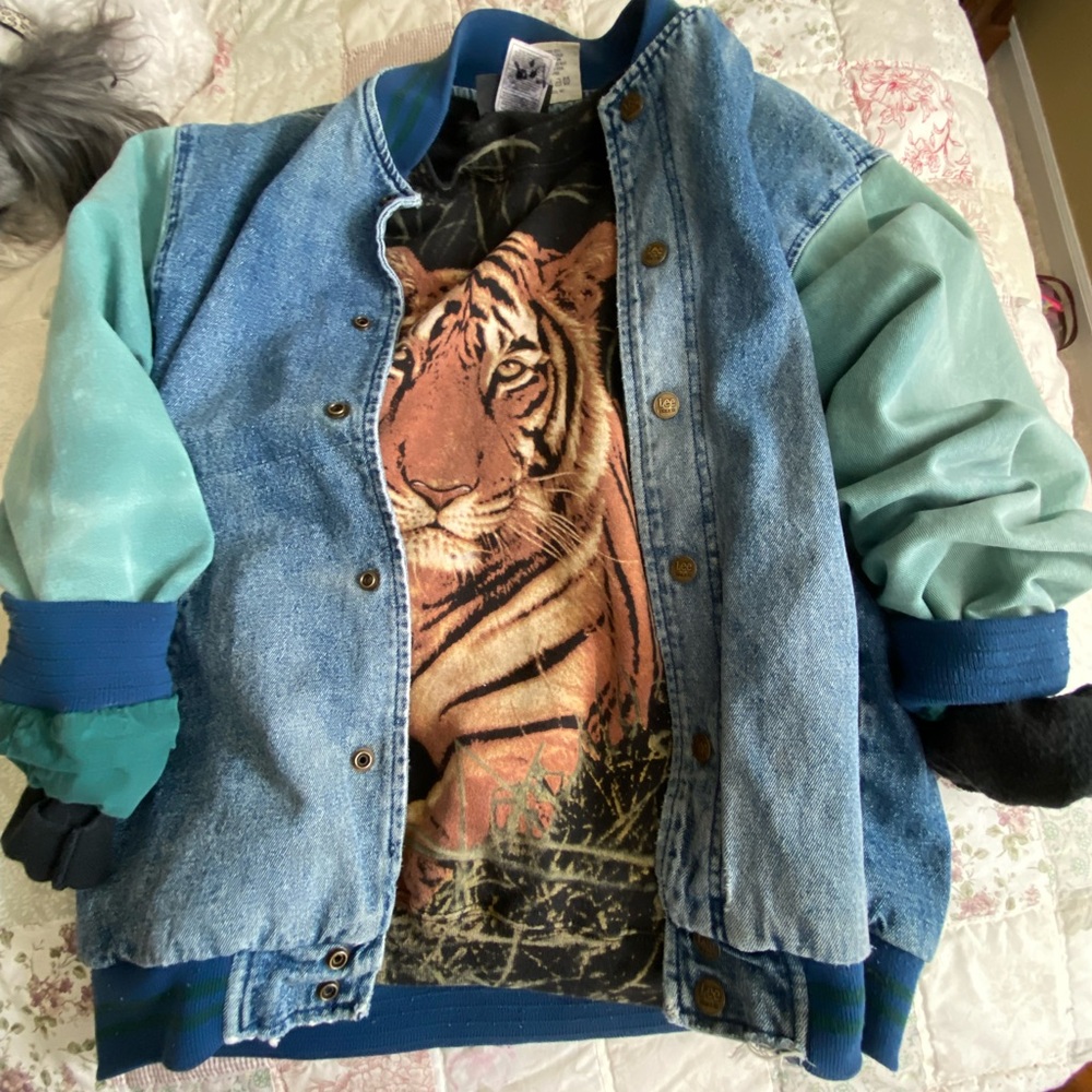 Vintage tiger sweatshirt, size medium